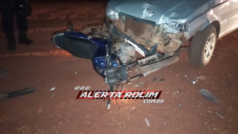 Colisão frontal entre moto e carro deixou duas pessoas feridas nesta noite no bairro Cidade Alta, em Rolim de Moura - Vídeo Colisão frontal entre moto e carro deixou duas pessoas feridas nesta noite no bairro Cidade Alta, em Rolim de Moura - Vídeo