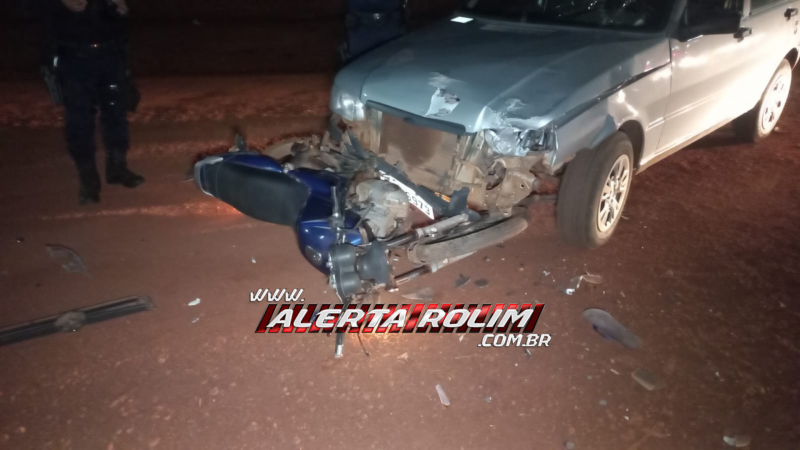 Colisão frontal entre moto e carro deixou duas pessoas feridas nesta noite no bairro Cidade Alta, em Rolim de Moura - Vídeo Colisão frontal entre moto e carro deixou duas pessoas feridas nesta noite no bairro Cidade Alta, em Rolim de Moura - Vídeo