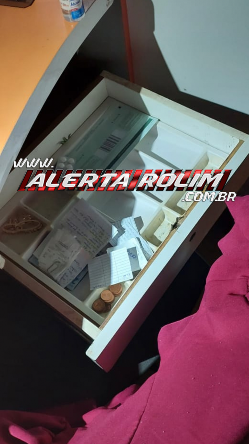 Homem é preso em flagrante pela PM enquanto praticava furto em farmácia no centro de Rolim de Moura Homem é preso em flagrante pela PM enquanto praticava furto em farmácia no centro de Rolim de Moura