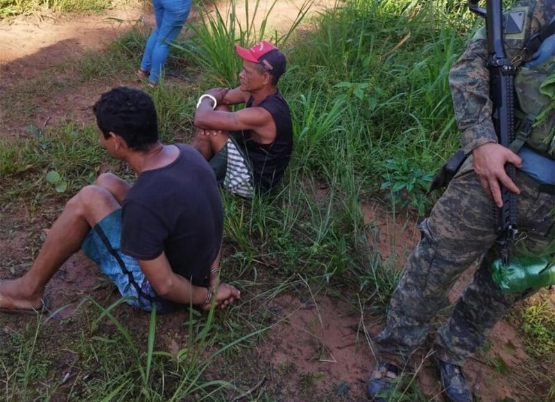 Polícia do Acre prende homens acusados de matar e decepar orelha de fazendeiro em Rondônia Polícia do Acre prende homens acusados de matar e decepar orelha de fazendeiro em Rondônia