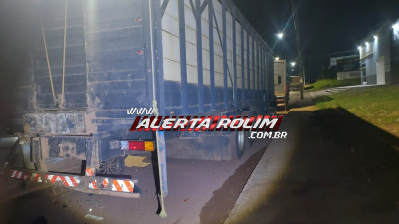 Veículo ficou destruído após Condutor de caminhonete atingir traseira de caminhão que estava estacionado, em Rolim de Moura Veículo ficou destruído após Condutor de caminhonete atingir traseira de caminhão que estava estacionado, em Rolim de Moura