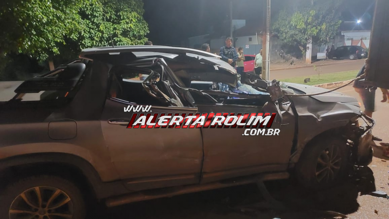 Veículo ficou destruído após Condutor de caminhonete atingir traseira de caminhão que estava estacionado, em Rolim de Moura Veículo ficou destruído após Condutor de caminhonete atingir traseira de caminhão que estava estacionado, em Rolim de Moura