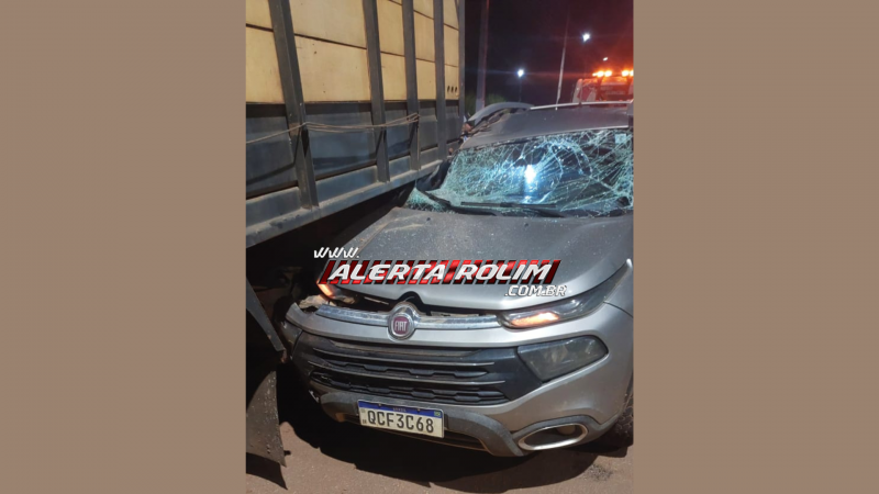 Veículo ficou destruído após Condutor de caminhonete atingir traseira de caminhão que estava estacionado, em Rolim de Moura Veículo ficou destruído após Condutor de caminhonete atingir traseira de caminhão que estava estacionado, em Rolim de Moura