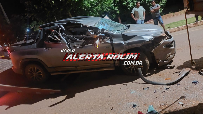 Veículo ficou destruído após Condutor de caminhonete atingir traseira de caminhão que estava estacionado, em Rolim de Moura Veículo ficou destruído após Condutor de caminhonete atingir traseira de caminhão que estava estacionado, em Rolim de Moura