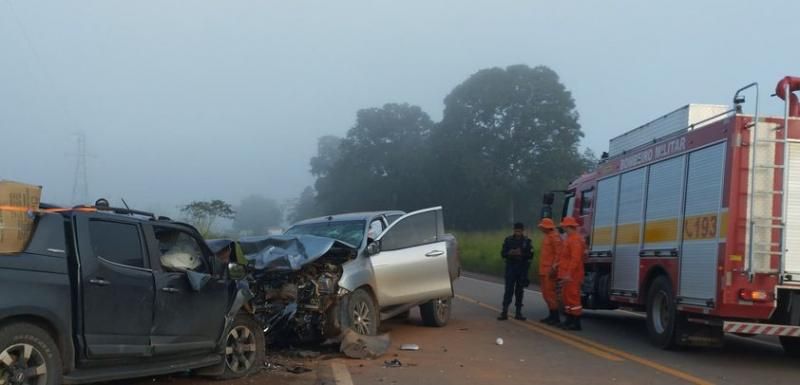 Violenta colisão frontal entre duas caminhonetes deixa três feridos, em São Miguel Violenta colisão frontal entre duas caminhonetes deixa três feridos, em São Miguel