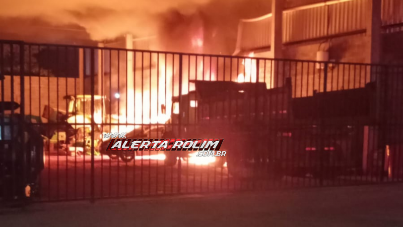 Incêndio foi registrado em oficina mecânica durante a noite de segunda-feira, em Rolim de Moura - Vídeo Incêndio foi registrado em oficina mecânica durante a noite de segunda-feira, em Rolim de Moura - Vídeo