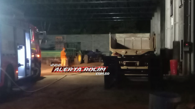 Incêndio foi registrado em oficina mecânica durante a noite de segunda-feira, em Rolim de Moura - Vídeo Incêndio foi registrado em oficina mecânica durante a noite de segunda-feira, em Rolim de Moura - Vídeo