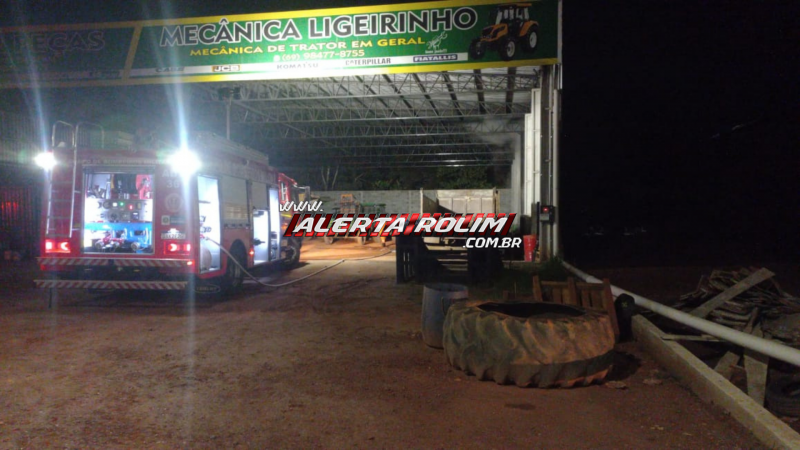 Incêndio foi registrado em oficina mecânica durante a noite de segunda-feira, em Rolim de Moura - Vídeo Incêndio foi registrado em oficina mecânica durante a noite de segunda-feira, em Rolim de Moura - Vídeo