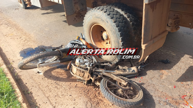 Acidente de trânsito envolvendo caminhão e moto foi registrado nesta tarde em Rolim de Moura - Vídeo Acidente de trânsito envolvendo caminhão e moto foi registrado nesta tarde em Rolim de Moura - Vídeo