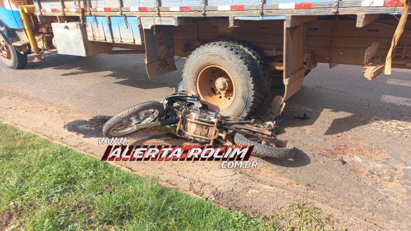 Acidente de trânsito envolvendo caminhão e moto foi registrado nesta tarde em Rolim de Moura - Vídeo Acidente de trânsito envolvendo caminhão e moto foi registrado nesta tarde em Rolim de Moura - Vídeo