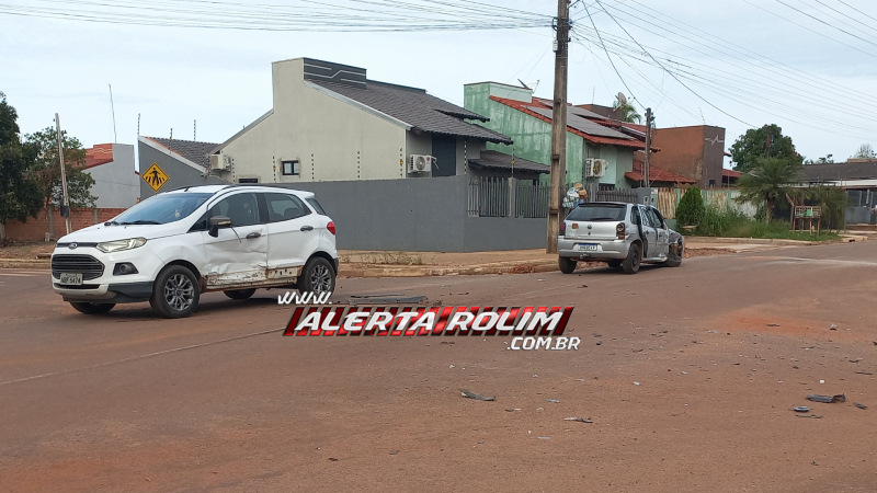 Acidente de trânsito envolvendo três veículos foi registrado nesta manhã no bairro Beira Rio, em Rolim de Moura - Vídeo Acidente de trânsito envolvendo três veículos foi registrado nesta manhã no bairro Beira Rio, em Rolim de Moura - Vídeo