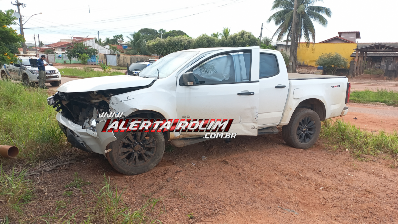 Acidente de trânsito envolvendo três veículos foi registrado nesta manhã no bairro Beira Rio, em Rolim de Moura - Vídeo Acidente de trânsito envolvendo três veículos foi registrado nesta manhã no bairro Beira Rio, em Rolim de Moura - Vídeo