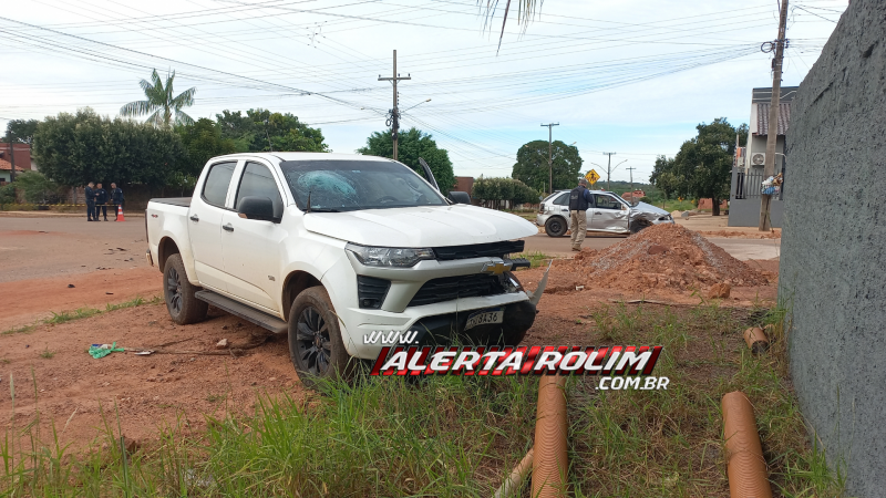 Acidente de trânsito envolvendo três veículos foi registrado nesta manhã no bairro Beira Rio, em Rolim de Moura - Vídeo Acidente de trânsito envolvendo três veículos foi registrado nesta manhã no bairro Beira Rio, em Rolim de Moura - Vídeo