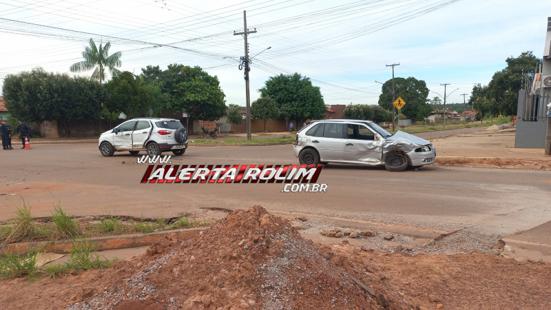 Acidente de trânsito envolvendo três veículos foi registrado nesta manhã no bairro Beira Rio, em Rolim de Moura - Vídeo Acidente de trânsito envolvendo três veículos foi registrado nesta manhã no bairro Beira Rio, em Rolim de Moura - Vídeo