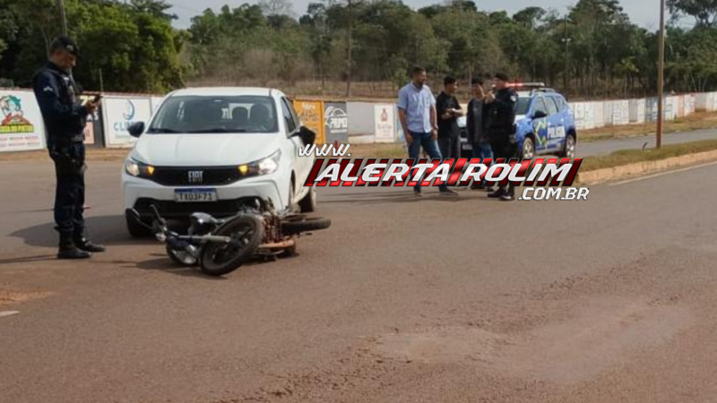 Acidente entre carro e moto é registrado em frente ao Parque de Exposições, em Rolim de Moura Acidente entre carro e moto é registrado em frente ao Parque de Exposições, em Rolim de Moura