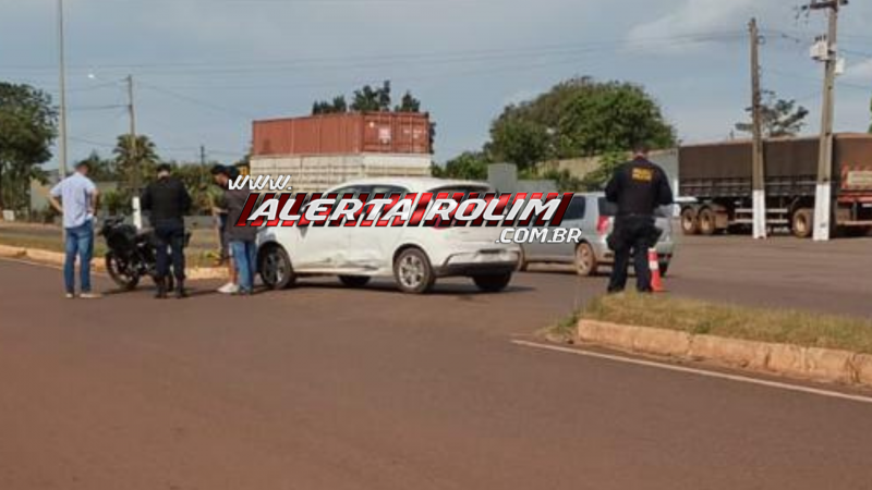 Acidente entre carro e moto é registrado em frente ao Parque de Exposições, em Rolim de Moura Acidente entre carro e moto é registrado em frente ao Parque de Exposições, em Rolim de Moura