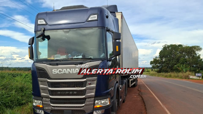 Após denúncias, motorista de carreta foi flagrado e detido por direção perigosa e suspeita de embriaguez ao volante na RO-010, em Rolim de Moura Após denúncias, motorista de carreta foi flagrado e detido por direção perigosa e suspeita de embriaguez ao volante na RO-010, em Rolim de Moura
