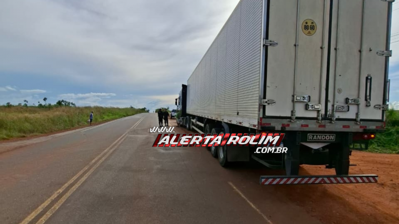 Após denúncias, motorista de carreta foi flagrado e detido por direção perigosa e suspeita de embriaguez ao volante na RO-010, em Rolim de Moura Após denúncias, motorista de carreta foi flagrado e detido por direção perigosa e suspeita de embriaguez ao volante na RO-010, em Rolim de Moura