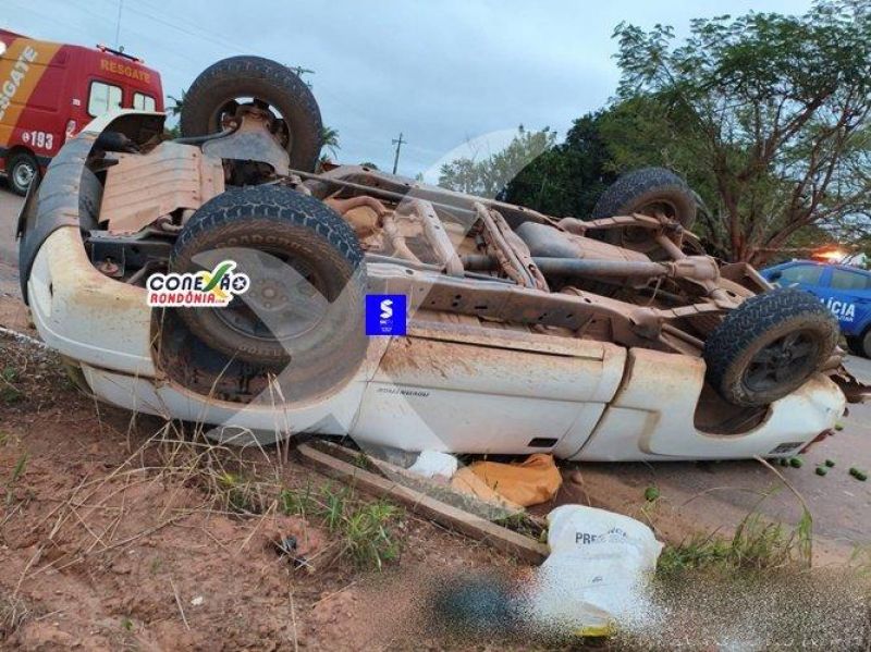 Caminhonete capotou na RO-010 após colisão com outro veículo Caminhonete capotou na RO-010 após colisão com outro veículo