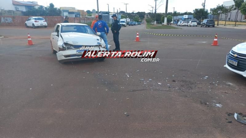 Carro tomba após acidente em cruzamento na área central de Rolim de Moura Carro tomba após acidente em cruzamento na área central de Rolim de Moura