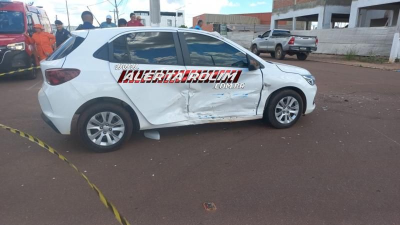 Carro tomba após acidente em cruzamento na área central de Rolim de Moura Carro tomba após acidente em cruzamento na área central de Rolim de Moura