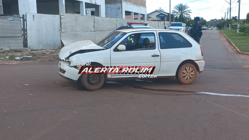 Carro tomba após acidente em cruzamento na área central de Rolim de Moura Carro tomba após acidente em cruzamento na área central de Rolim de Moura