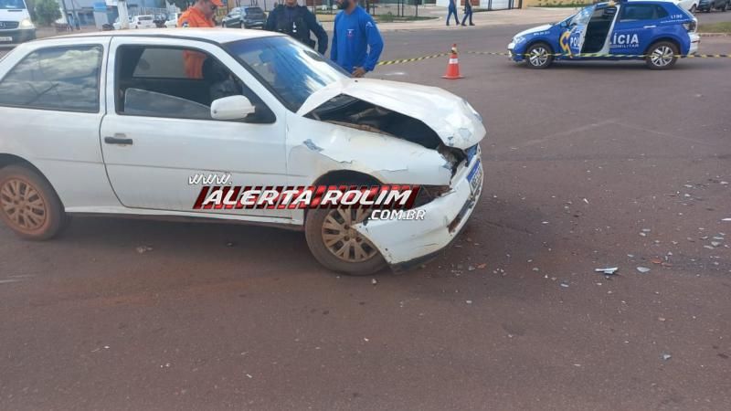Carro tomba após acidente em cruzamento na área central de Rolim de Moura Carro tomba após acidente em cruzamento na área central de Rolim de Moura