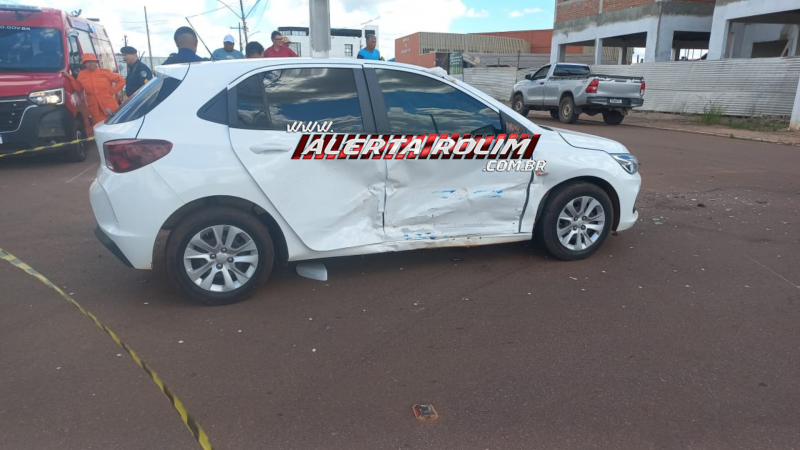 Carro tomba após acidente em cruzamento na área central de Rolim de Moura Carro tomba após acidente em cruzamento na área central de Rolim de Moura