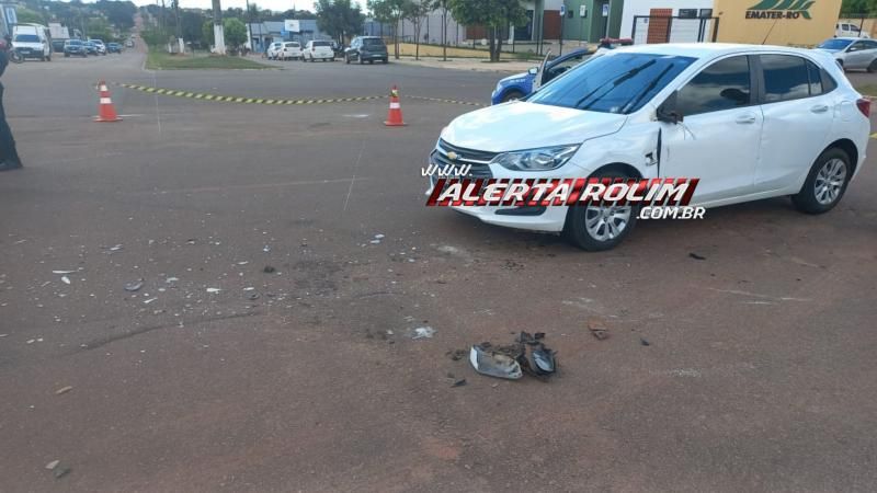Carro tomba após acidente em cruzamento na área central de Rolim de Moura Carro tomba após acidente em cruzamento na área central de Rolim de Moura