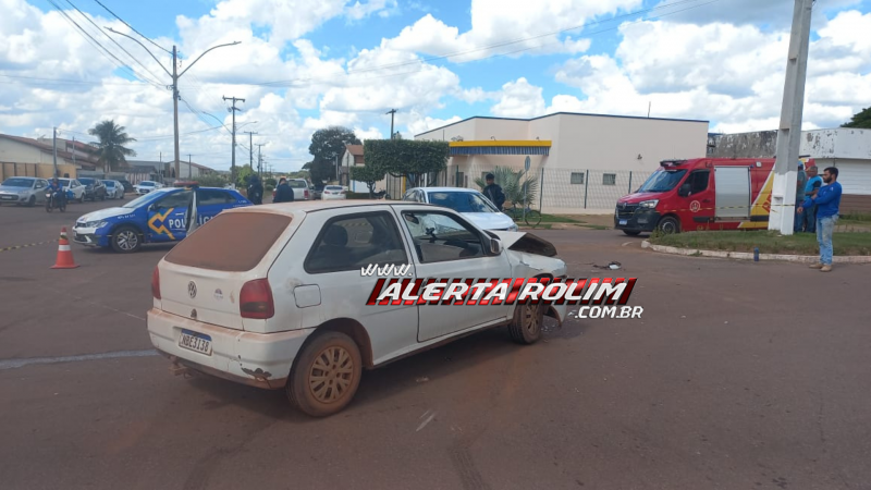 Carro tomba após acidente em cruzamento na área central de Rolim de Moura Carro tomba após acidente em cruzamento na área central de Rolim de Moura