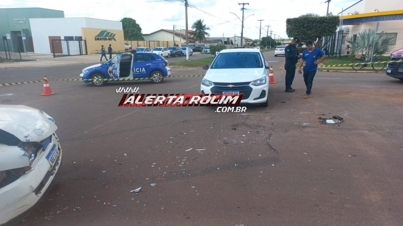 Carro tomba após acidente em cruzamento na área central de Rolim de Moura Carro tomba após acidente em cruzamento na área central de Rolim de Moura