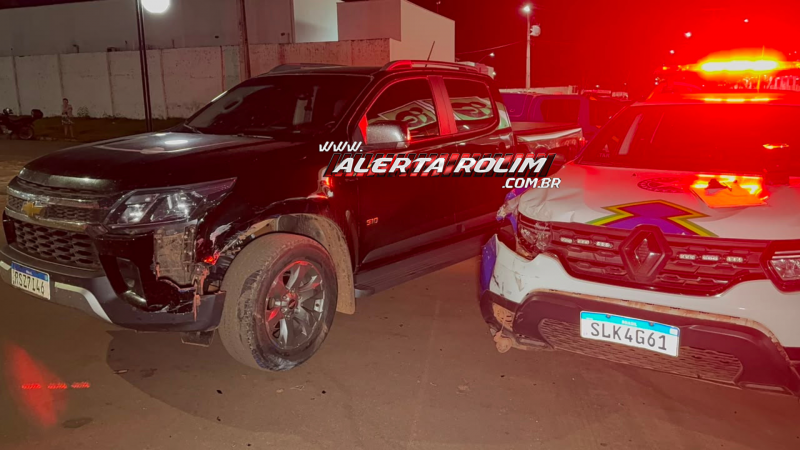 Caminhonete avança preferencial e colide em viatura da Polícia Militar, em Rolim de Moura Caminhonete avança preferencial e colide em viatura da Polícia Militar, em Rolim de Moura