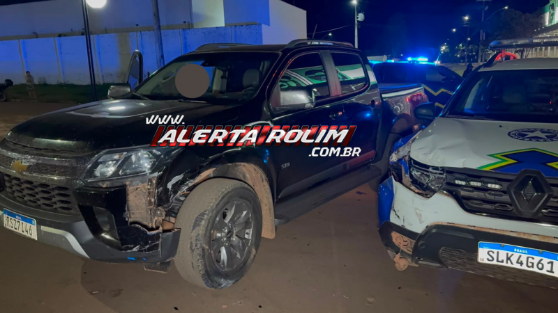 Caminhonete avança preferencial e colide em viatura da Polícia Militar, em Rolim de Moura Caminhonete avança preferencial e colide em viatura da Polícia Militar, em Rolim de Moura