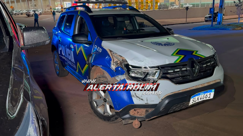Caminhonete avança preferencial e colide em viatura da Polícia Militar, em Rolim de Moura Caminhonete avança preferencial e colide em viatura da Polícia Militar, em Rolim de Moura