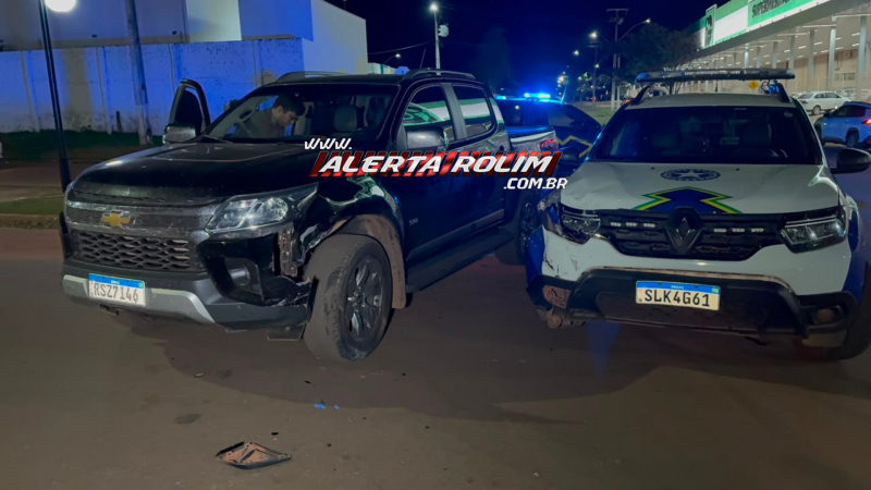 Caminhonete avança preferencial e colide em viatura da Polícia Militar, em Rolim de Moura Caminhonete avança preferencial e colide em viatura da Polícia Militar, em Rolim de Moura