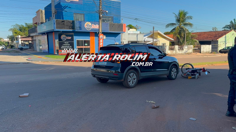 Carro e bicicleta elétrica se envolvem em acidente no centro de Rolim de Moura Carro e bicicleta elétrica se envolvem em acidente no centro de Rolim de Moura