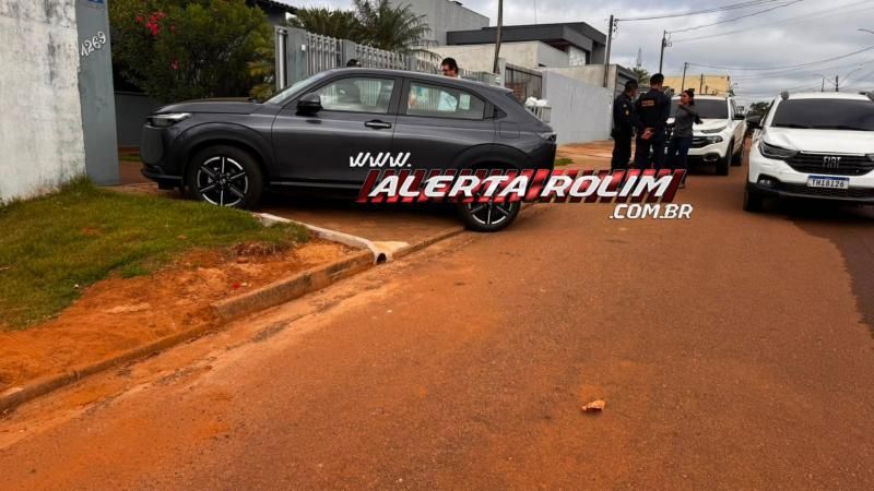 Colisão traseira foi registrada enquanto condutora tentava estacionar veículo em residência, em Rolim de Moura Colisão traseira foi registrada enquanto condutora tentava estacionar veículo em residência, em Rolim de Moura