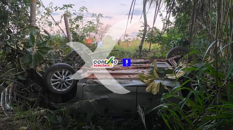 Motorista e três crianças foram socorridos após capotamento na RO-010 Motorista e três crianças foram socorridos após capotamento na RO-010