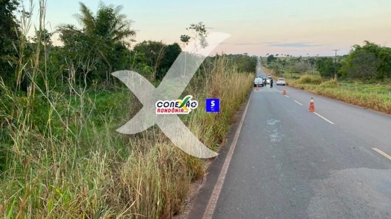 Motorista e três crianças foram socorridos após capotamento na RO-010 Motorista e três crianças foram socorridos após capotamento na RO-010