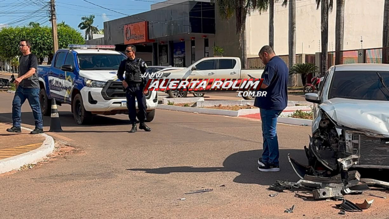 Acidente de trânsito envolvendo dois veículos foi registrado em cruzamento no Centro de Rolim de Moura Acidente de trânsito envolvendo dois veículos foi registrado em cruzamento no Centro de Rolim de Moura