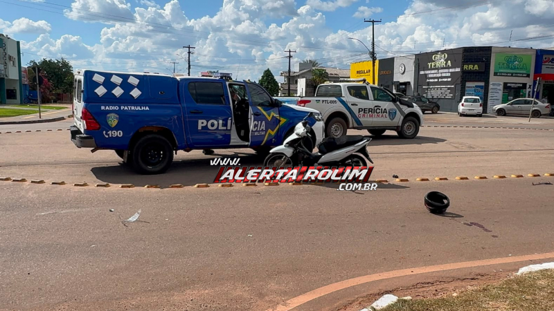 Acidente em rotatória deixa motociclista ferido em Rolim de Moura Acidente em rotatória deixa motociclista ferido em Rolim de Moura