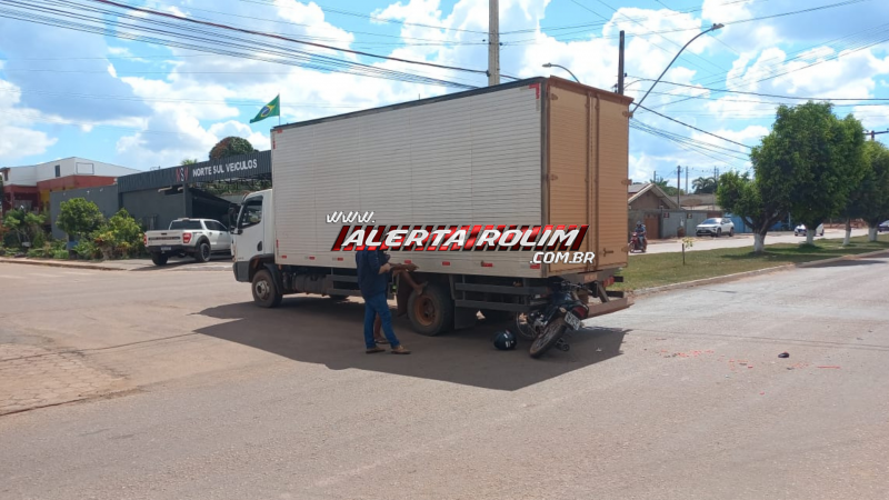 Motociclista fica ferido após colidir na traseira de caminhão em Rolim de Moura Motociclista fica ferido após colidir na traseira de caminhão em Rolim de Moura