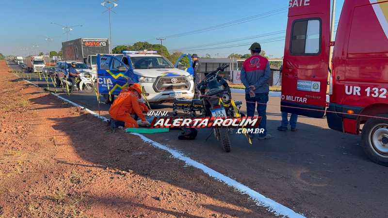 Motociclista sofre fratura no joelho após ser fechado por caminhão em frente ao parque de exposições, em Rolim de Moura Motociclista sofre fratura no joelho após ser fechado por caminhão em frente ao parque de exposições, em Rolim de Moura