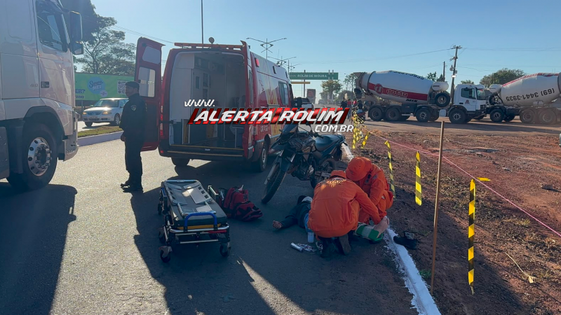 Motociclista sofre fratura no joelho após ser fechado por caminhão em frente ao parque de exposições, em Rolim de Moura Motociclista sofre fratura no joelho após ser fechado por caminhão em frente ao parque de exposições, em Rolim de Moura