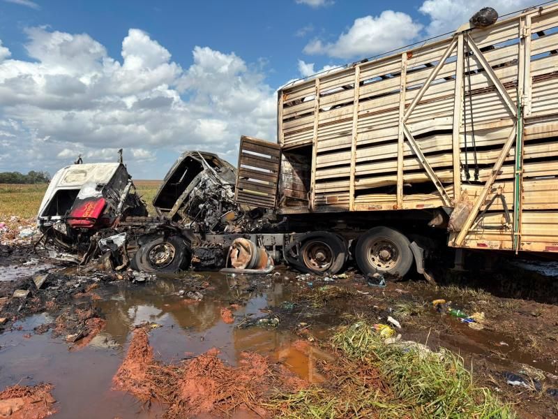 Motorista de RO morreu carbonizado após acidente envolvendo carretas em rodovia de MT Motorista de RO morreu carbonizado após acidente envolvendo carretas em rodovia de MT