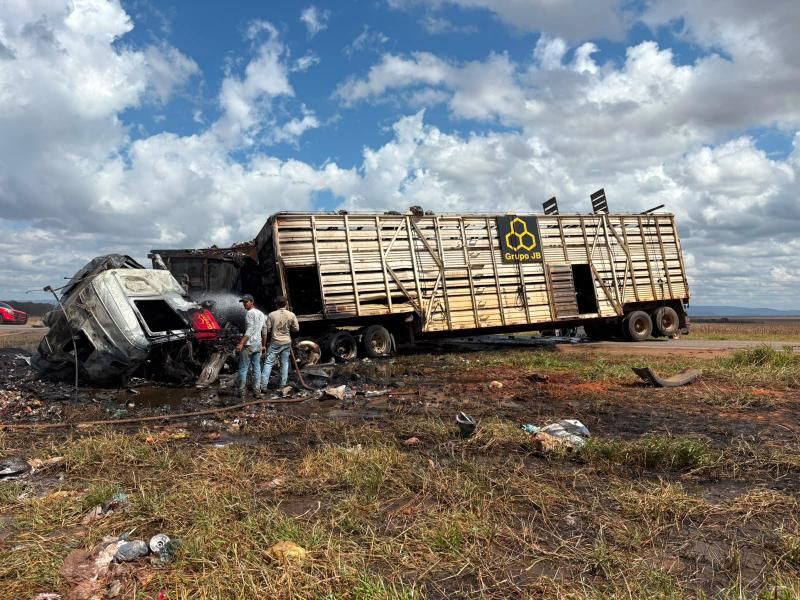 Motorista de RO morreu carbonizado após acidente envolvendo carretas em rodovia de MT Motorista de RO morreu carbonizado após acidente envolvendo carretas em rodovia de MT