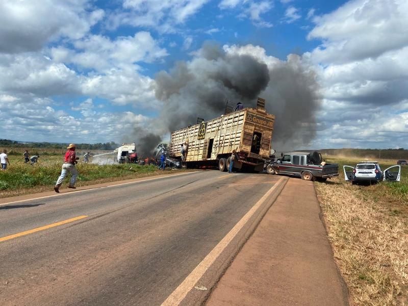 Motorista de RO morreu carbonizado após acidente envolvendo carretas em rodovia de MT Motorista de RO morreu carbonizado após acidente envolvendo carretas em rodovia de MT
