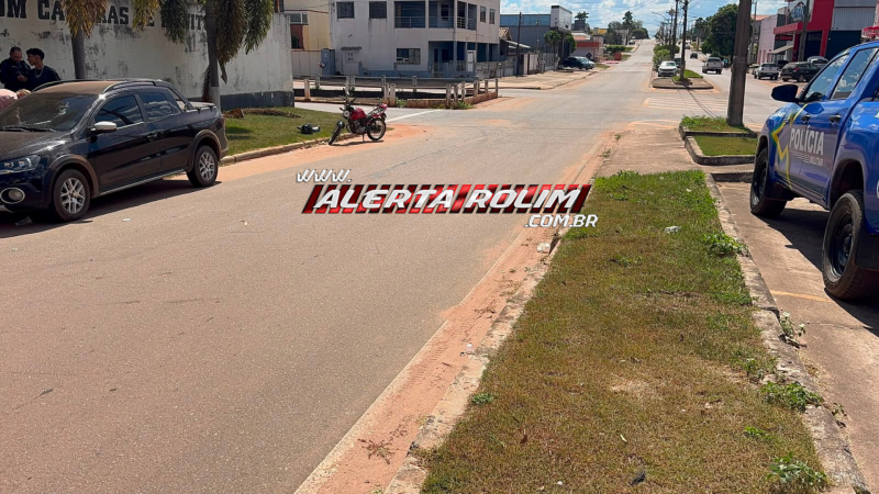 Terceiro acidente de trânsito do dia envolveu carro e moto e ocorreu na região Central de Rolim de Moura Terceiro acidente de trânsito do dia envolveu carro e moto e ocorreu na região Central de Rolim de Moura