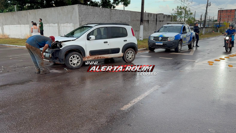 Terceiro acidente registrado nesta quinta-feira envolveu dois veículos em rotatória de Rolim de Moura Terceiro acidente registrado nesta quinta-feira envolveu dois veículos em rotatória de Rolim de Moura