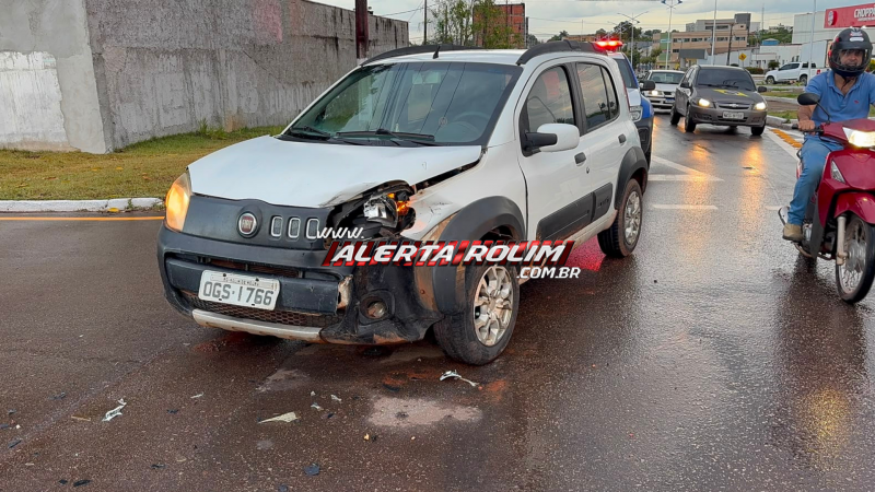 Terceiro acidente registrado nesta quinta-feira envolveu dois veículos em rotatória de Rolim de Moura Terceiro acidente registrado nesta quinta-feira envolveu dois veículos em rotatória de Rolim de Moura